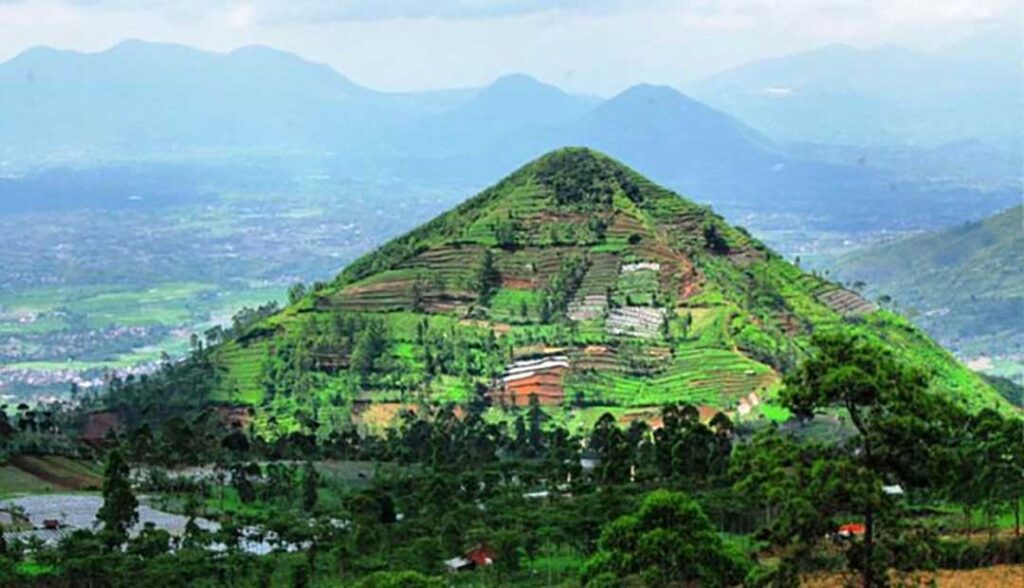 Is Mount Padang Hiding the World’s Oldest Pyramid? - Ancient Pages